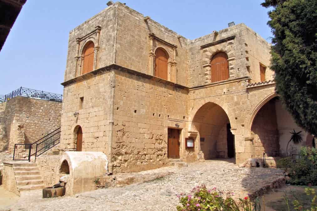 מנזר ימי הביניים של איה נאפה
