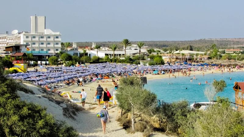 חוף מקרוניסוס (Makronissos Beach) באיה נאפה