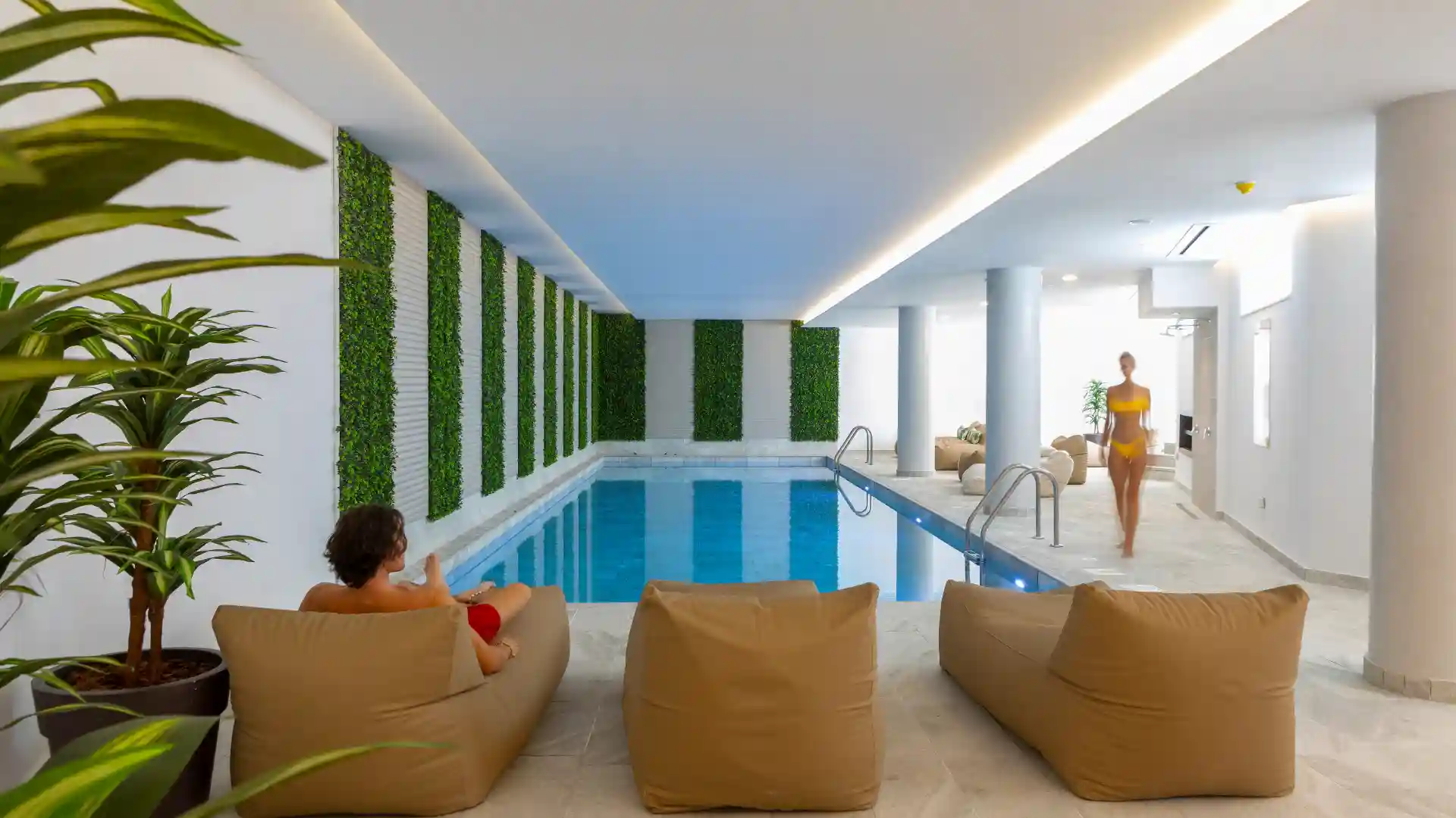 Leonardo Crystal Cove Hotel & Spa by the Sea - בריכה מקורה
