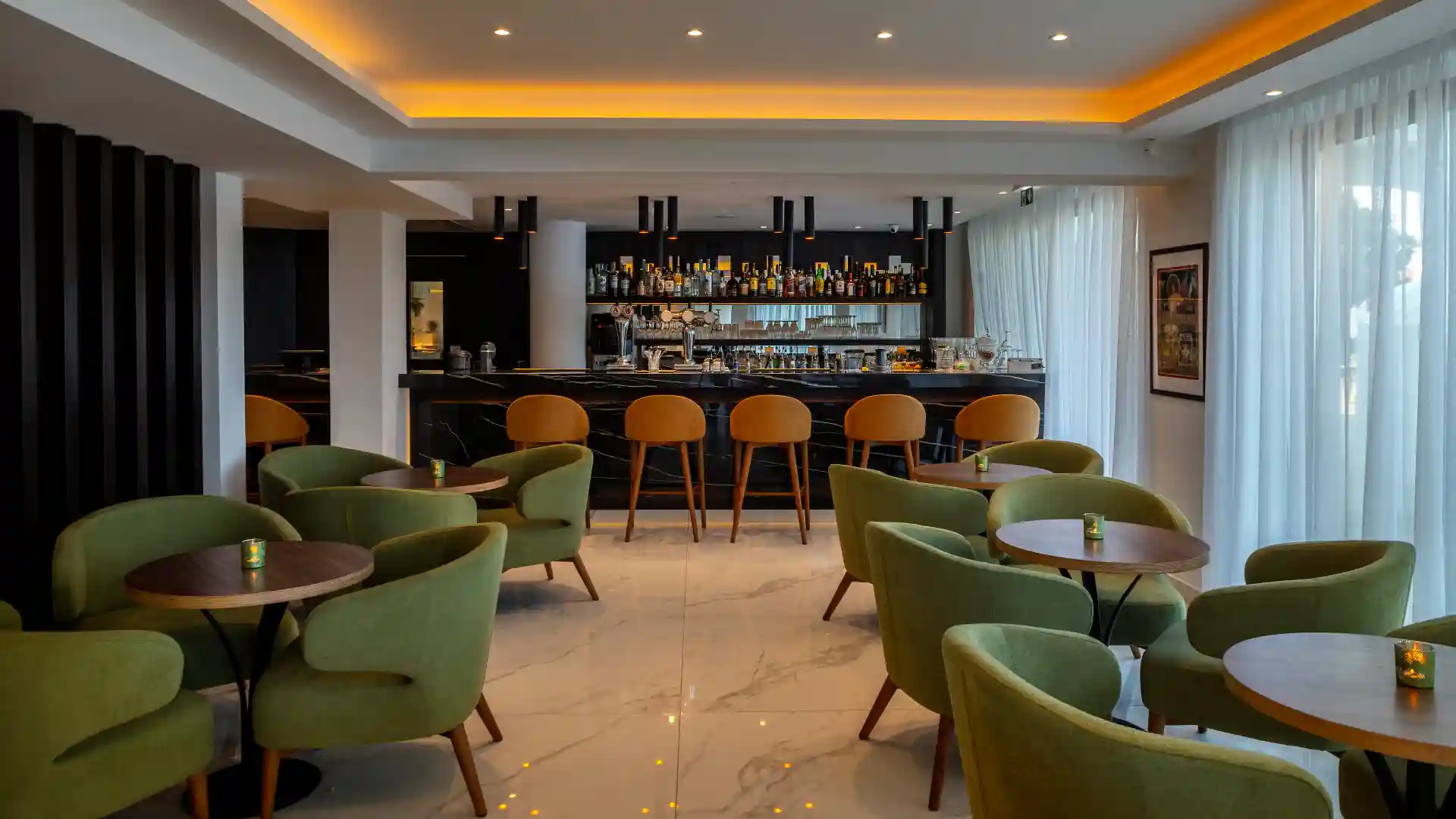 Leonardo Crystal Cove Hotel & Spa by the Sea - לאונג' בר Aradne