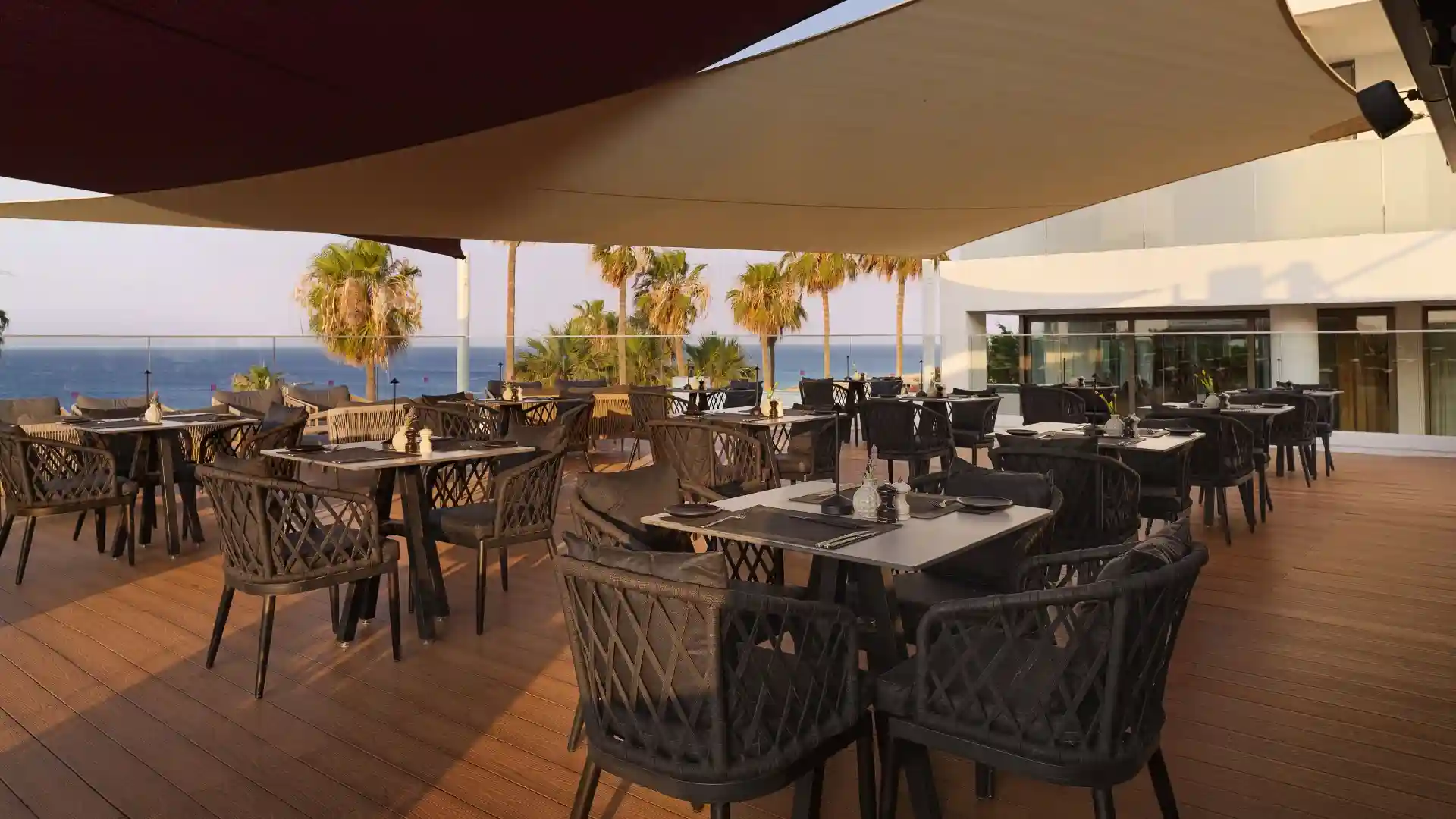 Leonardo Crystal Cove Hotel & Spa by the Sea - EGAO Japanese Lounge & Gin Bar