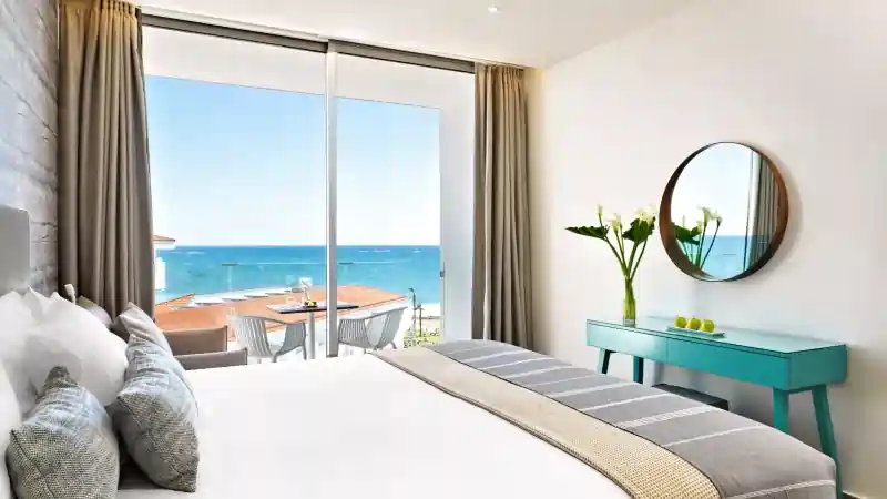 חדר פרימיום עם נוף צדדי לים
