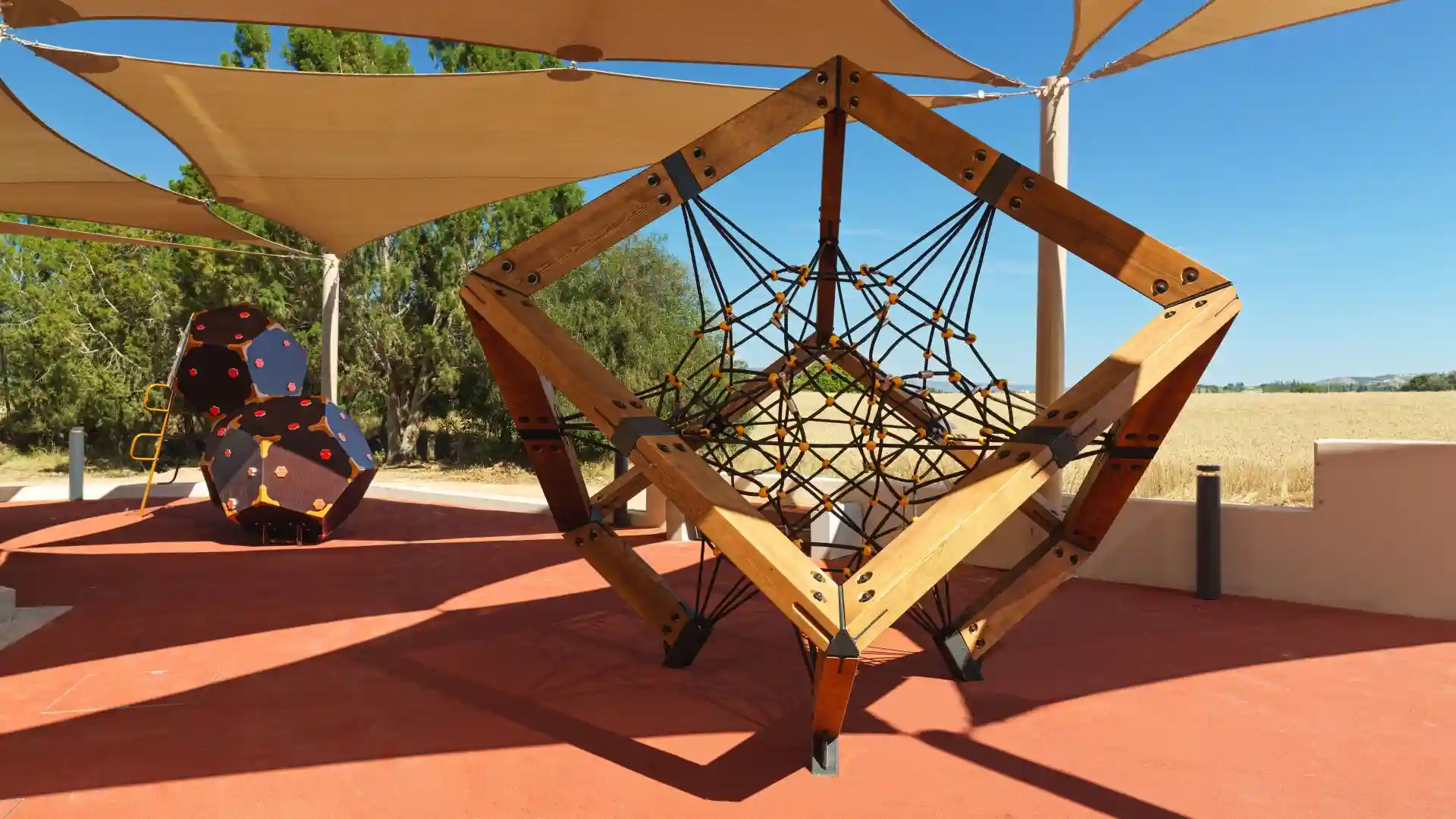 NALU latchi Leonardo Limited Edition - מתחם פעילות לנוער (גילאי 8–14)