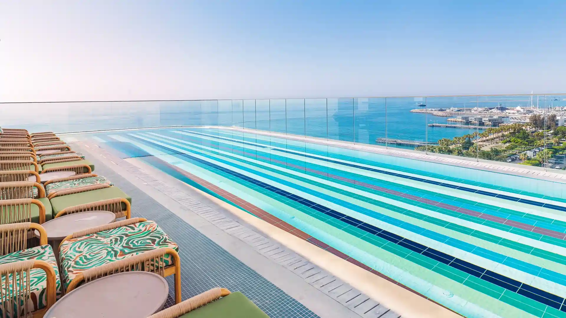 NYX Hotel Limassol - בריכת גג