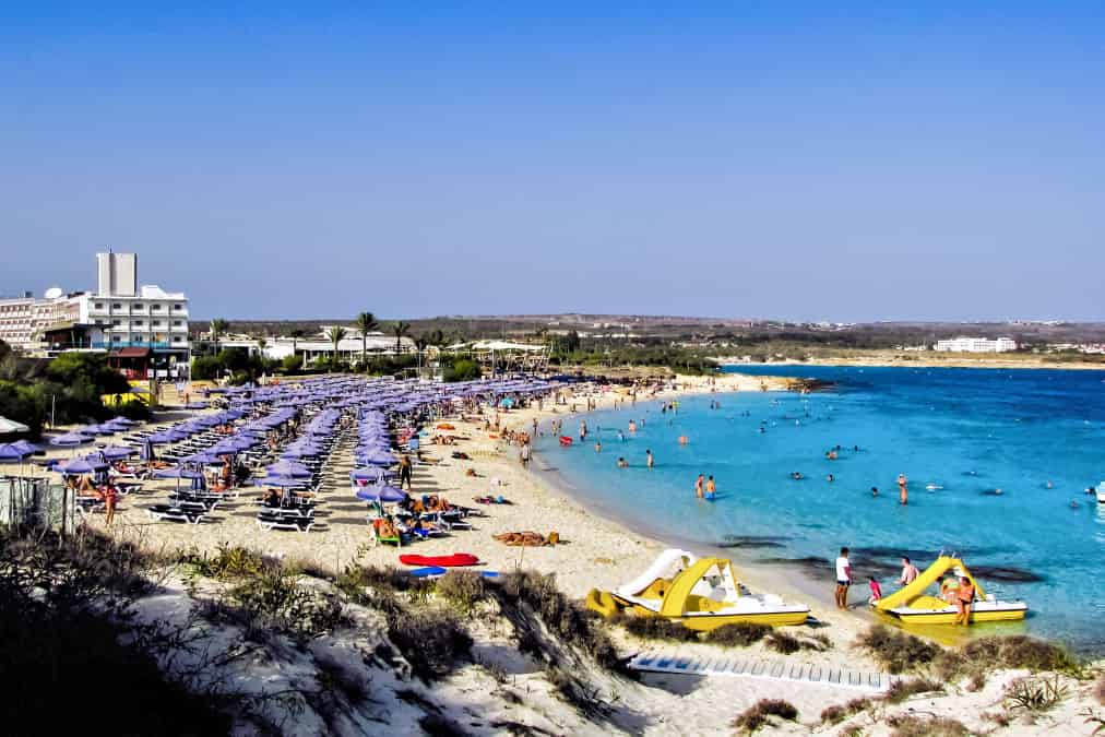 חוף מקרוניסוס (Makronissos Beach) באיה נאפה