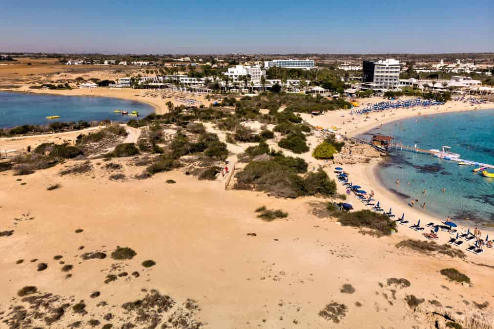 חוף מקרוניסוס (Makronissos Beach) באיה נאפה