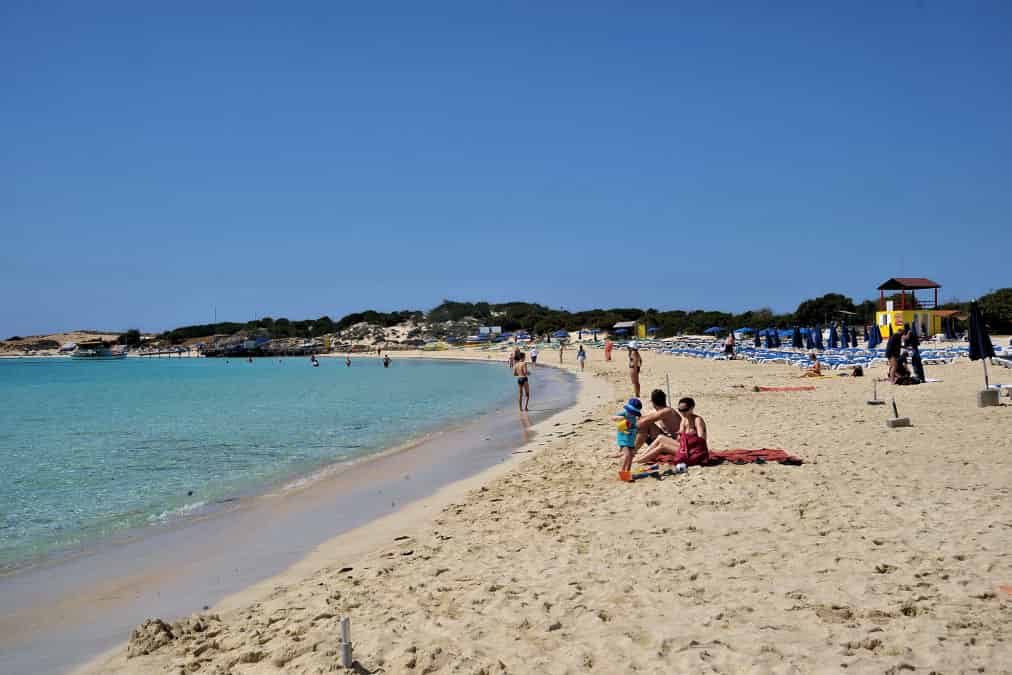 חוף מקרוניסוס (Makronissos Beach) באיה נאפה