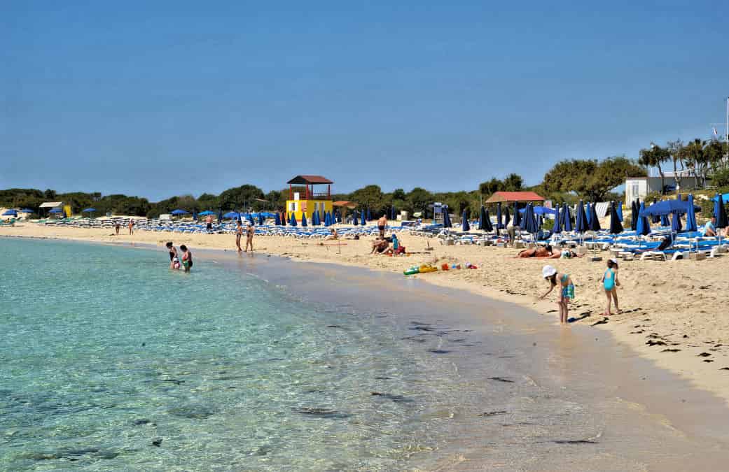 חוף מקרוניסוס (Makronissos Beach) באיה נאפה