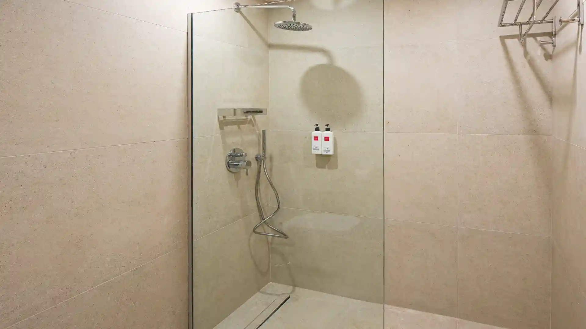 סטודיו אקזקיוטיב עם נוף לים